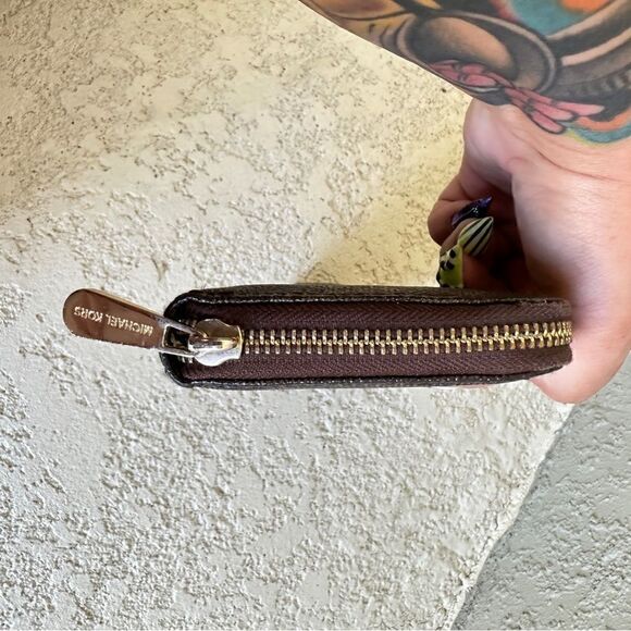 Michael Kors jet set brown & gold logo name plate zip around wallet - Picture 8 of 9